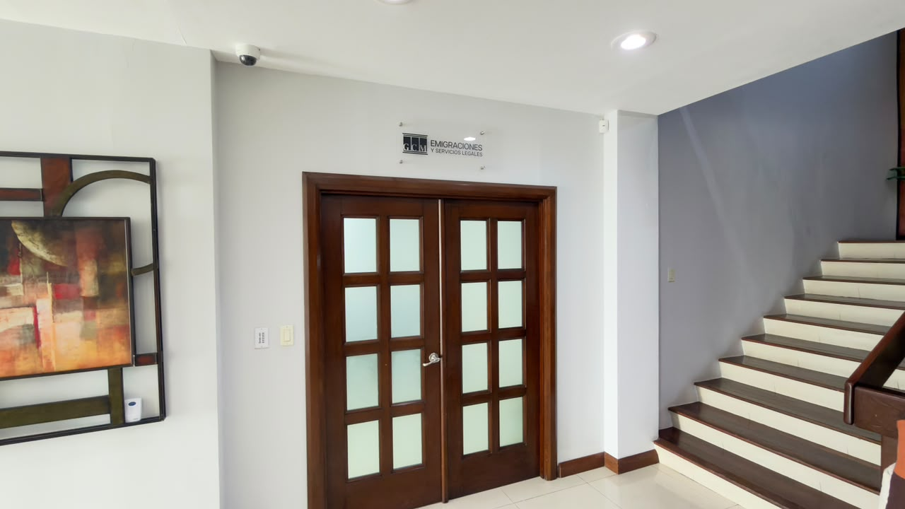 Interior de la oficina de GCM Emigraciones